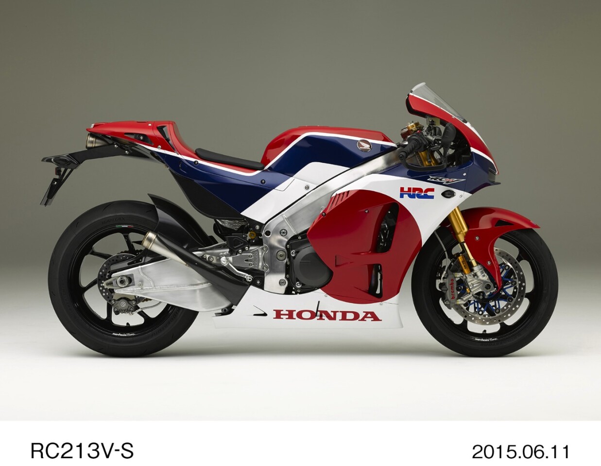 The RC213V-S can be ordered in either the Tricolor option or an unpainted carbon fiber finish
