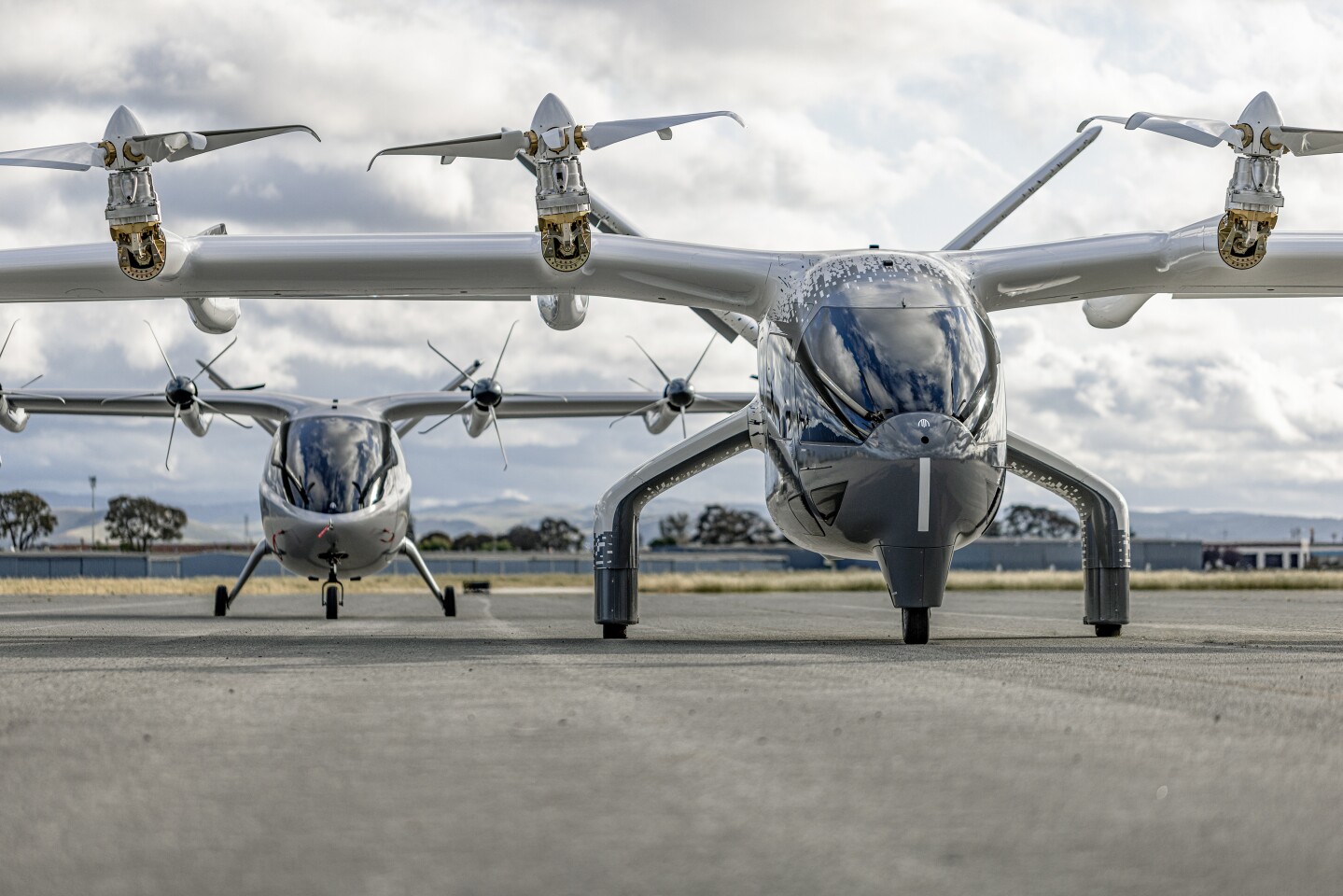 Midnight (right) with the earlier 2-seat Maker test aircraft