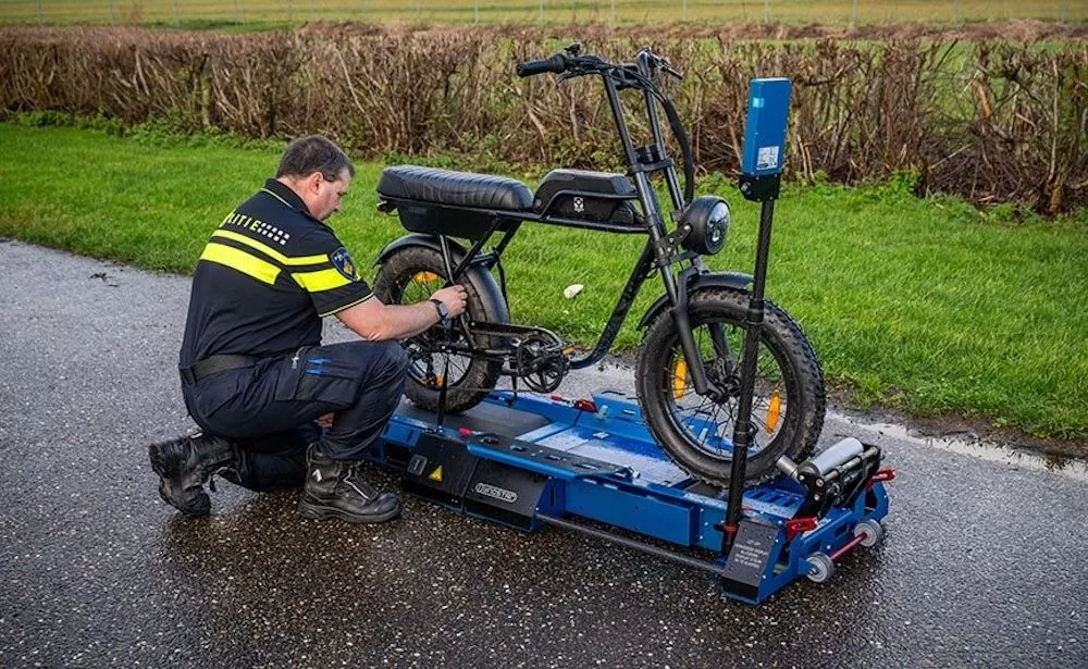 The roadside equipment is used to check when ebike motor assistance stops, which should be 25 km/h in the Netherlands