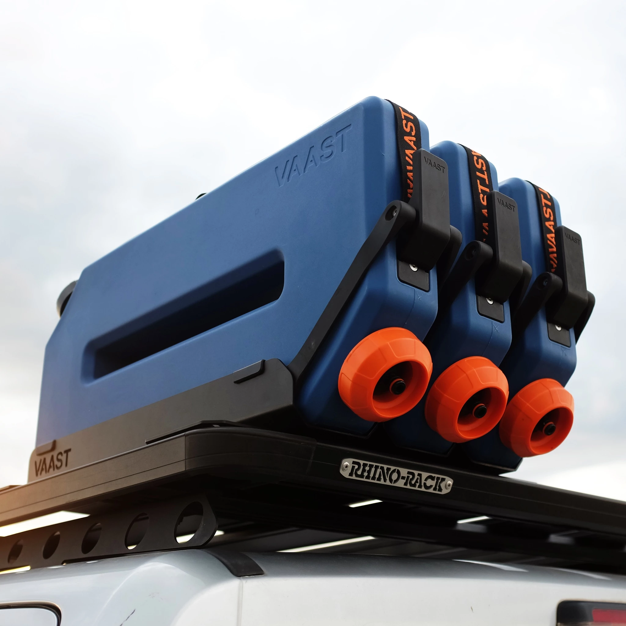 Vaast's single canister rack mount features a quick-release lever and can be mounted neatly side by side