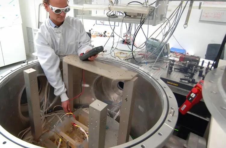 Preparing the LISA Pathfinder optical bench for vacuum tests at the AEI (Photo: AEI/N. Michalke)