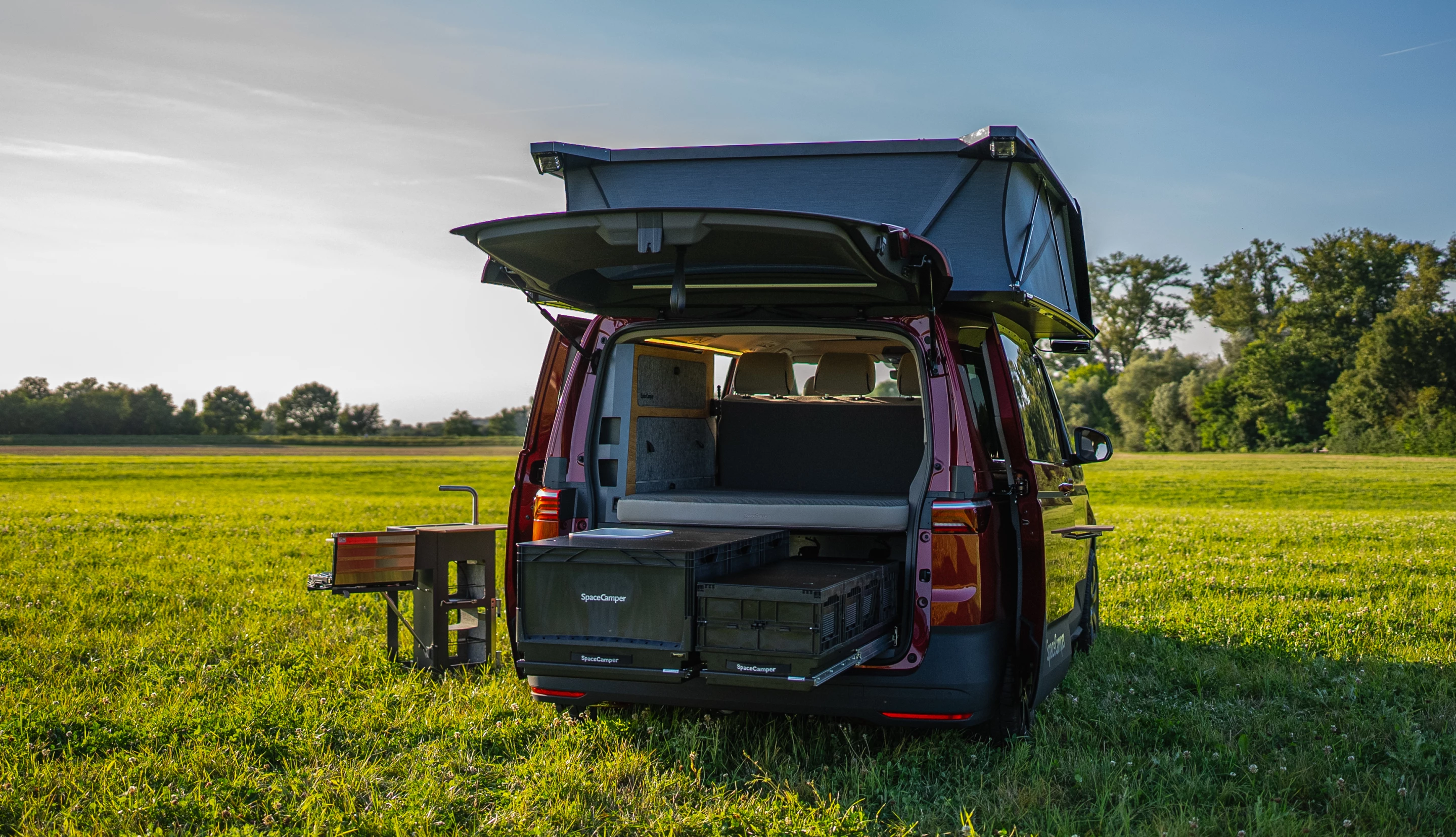 Instead of the longitudinal lift-away roof bed that's an industry standard, the SpaceRoof features a near-queen-size transverse bed