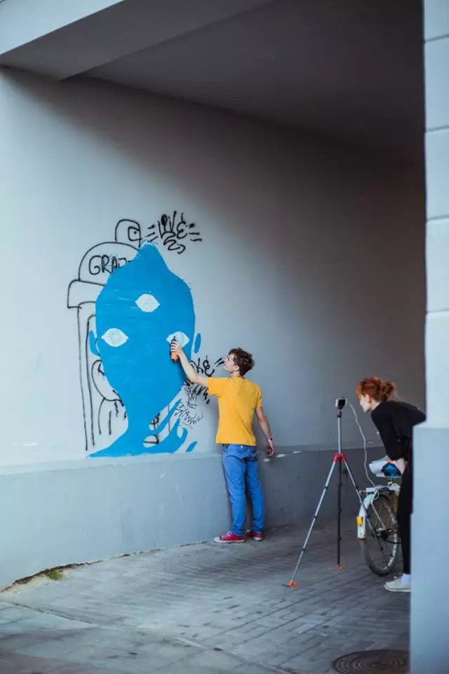 The user mounts their smartphone on a tripod facing the wall or surface he wants to spray and leaves the SprayPrinter app running
