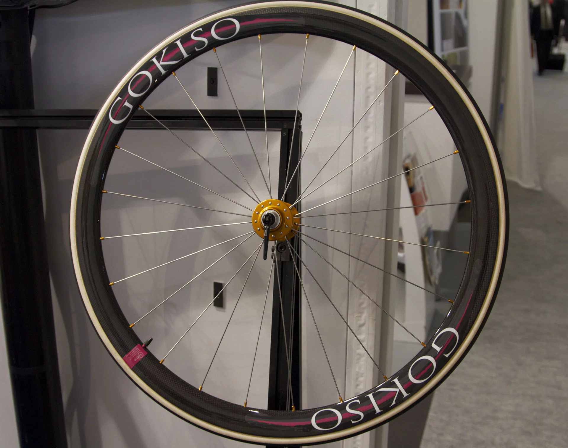 The GOKISO Aerospace Hub for bicycles is designed to keep bearings from getting compressed when the axle shaft deforms under pressure (Photo: Gizmag)