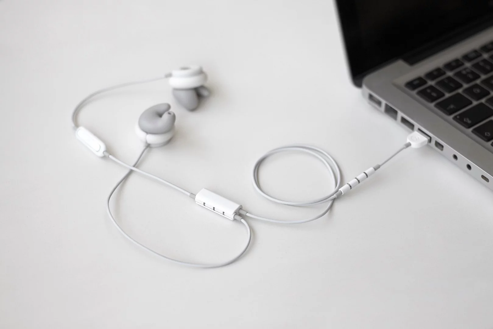 The mid-cable battery is charged by clipping the supplied cable to the earphone wire and plugging the other end into a spare USB port or charging plug