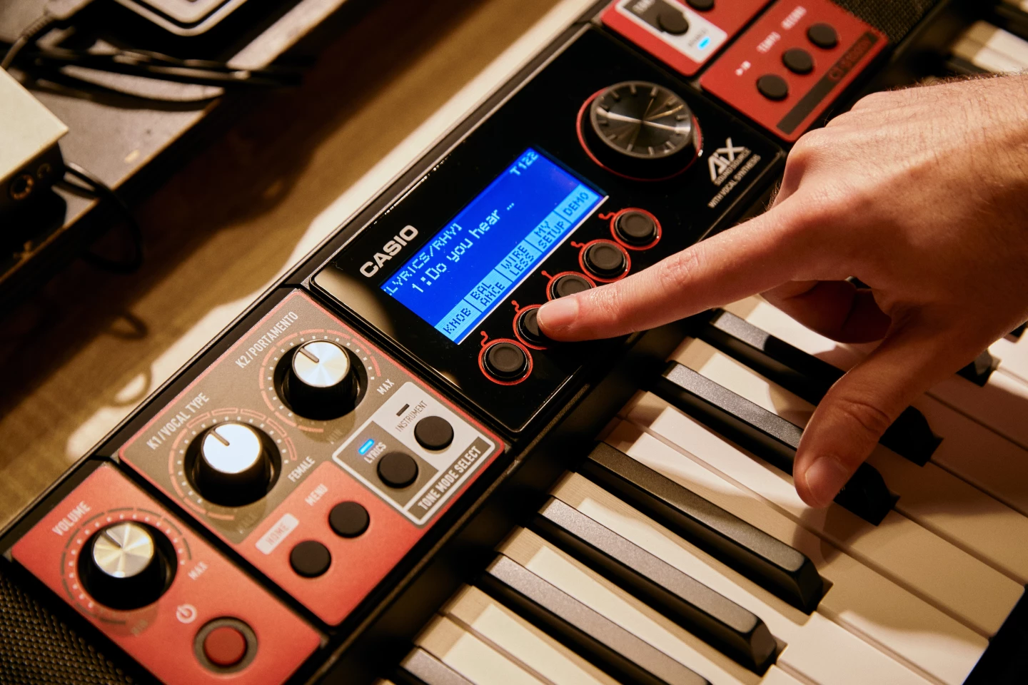 The CT-S1000V comes with 100 "Lyric Tones" cooked in, but users can tap custom phrases into a mobile app to be voiced by the keyboard