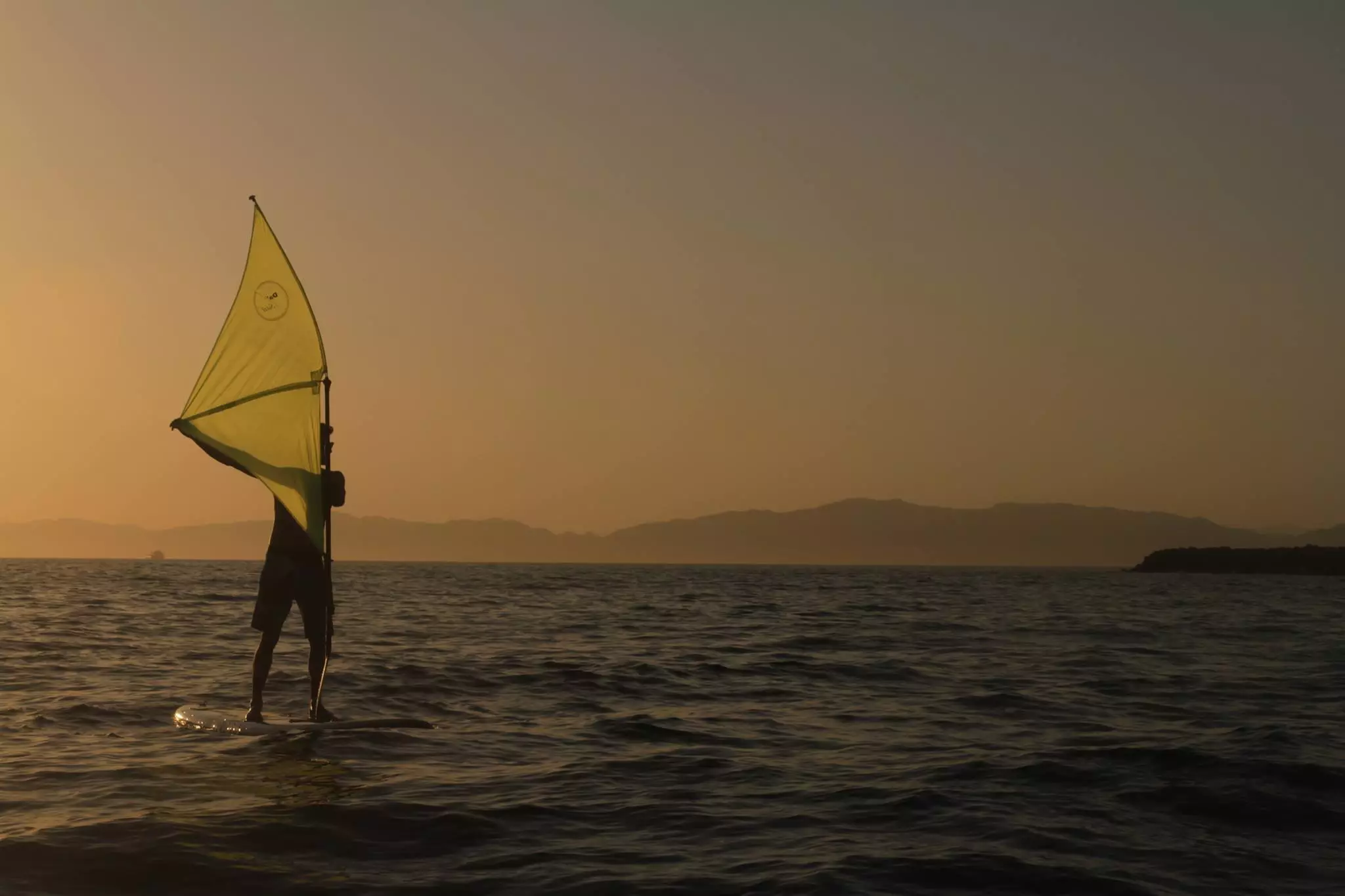 Sailpaddle says that the sail is easiest to use in downwind conditions