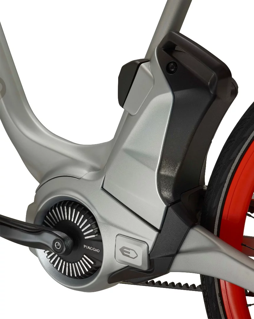 The 250 W motor is positioned between the pedals, while removable Li-ion battery sits behind the down tube, under the saddle