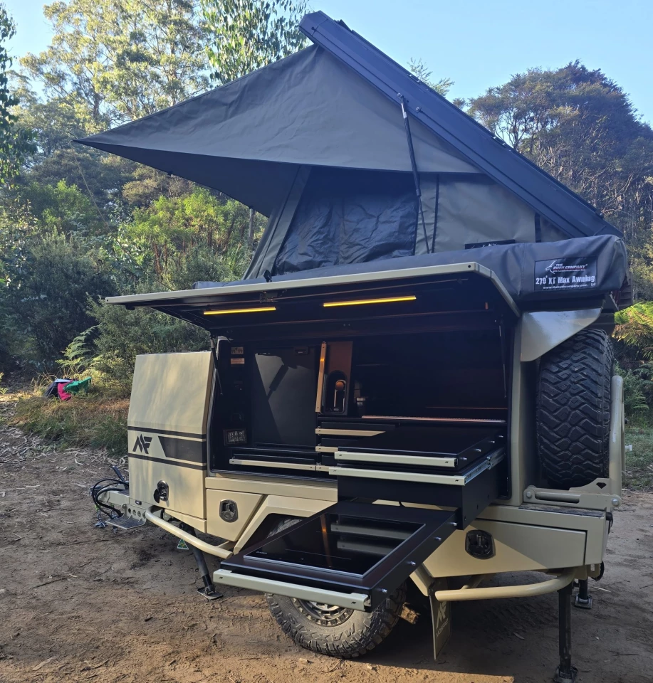 Mosfab has done some impressive work creating a very thoughtful, organized layout, starting with this multi-slide that includes a worktop, dry storage drawer and induction cooker