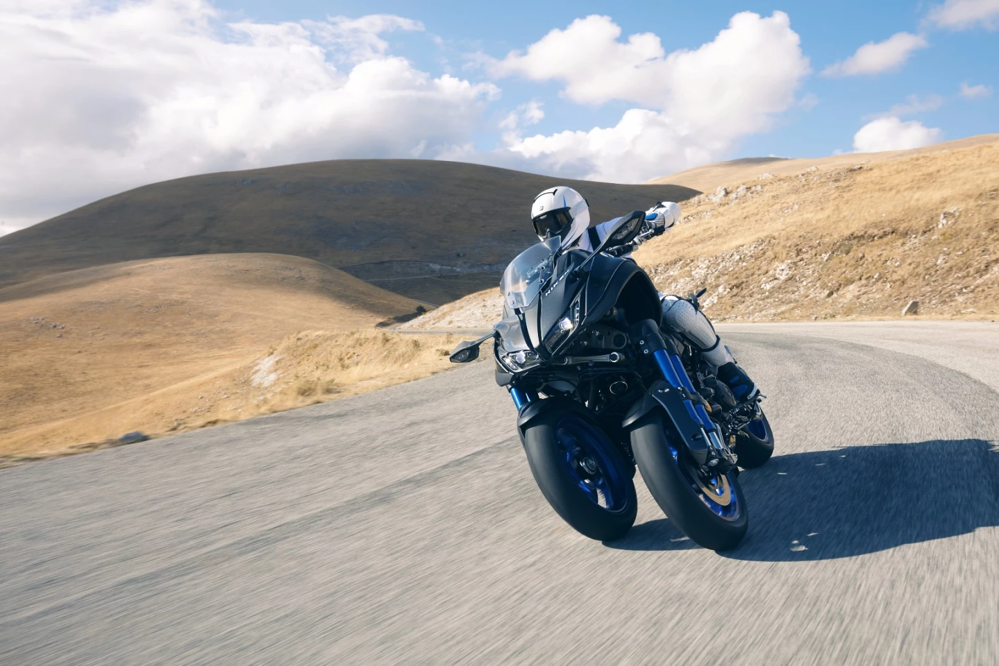2018 Yamaha Niken: wide frontal aspect