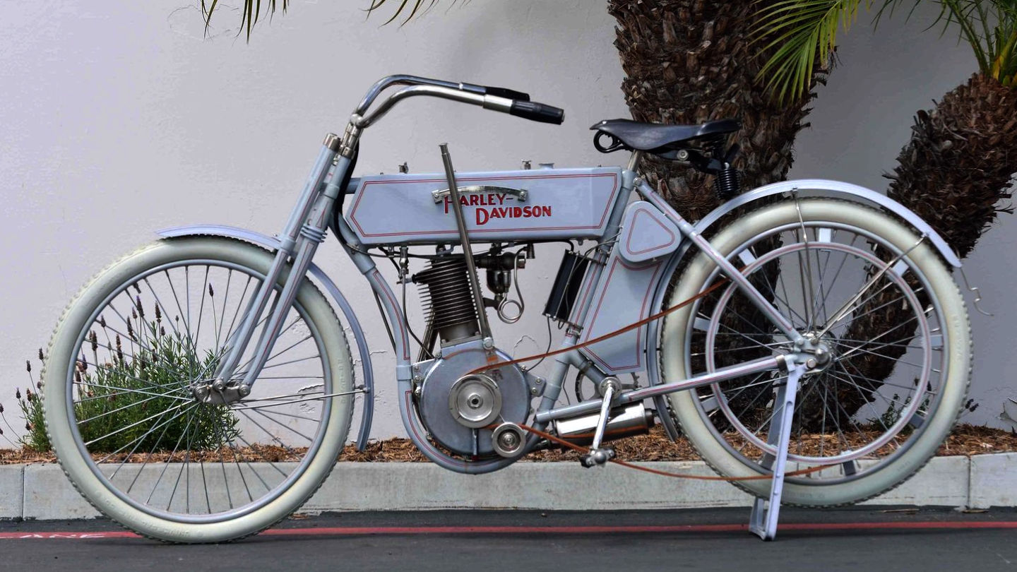 This very early and hence rare 1910 Harley 30 ci (500cc) belt drive single came with full documentation from the Venter Collection and fetched $79,200.