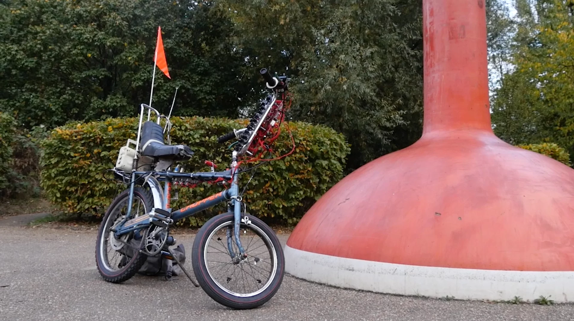 The Synth Bike 2.0 features a drum machine, some analog synth circuitry, a sampler, a digital oscillator, an echo module, and a speaker at the back