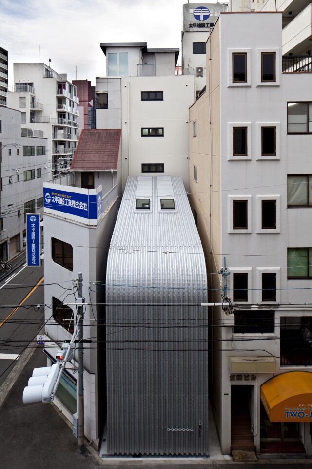 Looking rather like a giant desktop PC case, the Rooftecture OT2 family home is surrounded by buildings on three sides (Photo: Stirling Elmendorf)