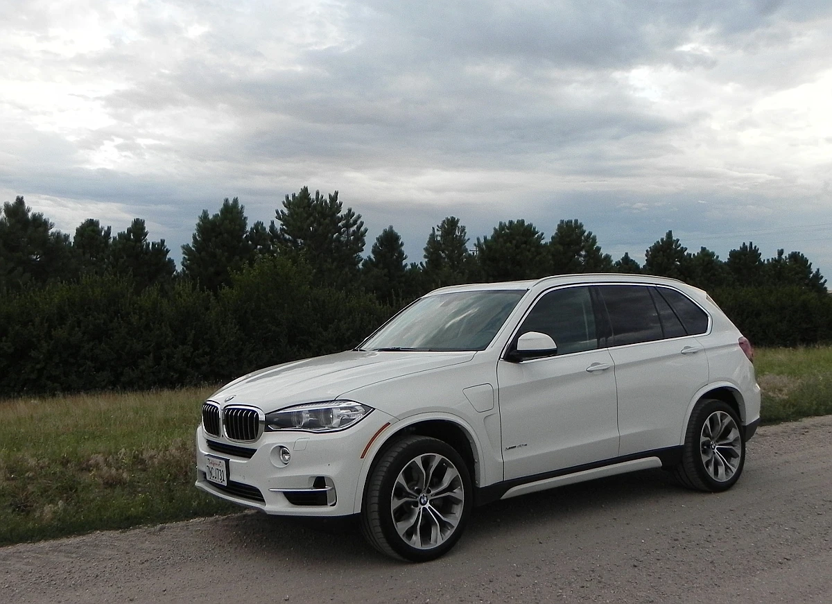 The X5 now becomes part of the larger iPerformance family in the BMW workshop, with the new xDrive40e plug-in hybrid model