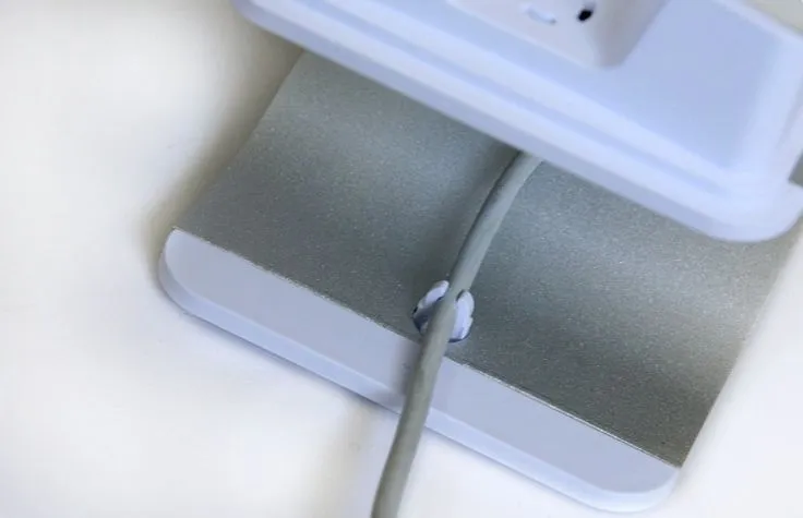 The iClooly Handset and Sync Stand lets you use your smartphone as if it were a desktop landline