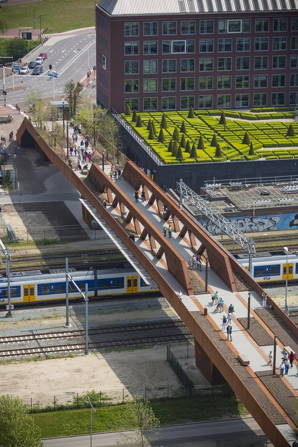 The Paleisbrug is a raised park, pedestrian bridge and cycle-link