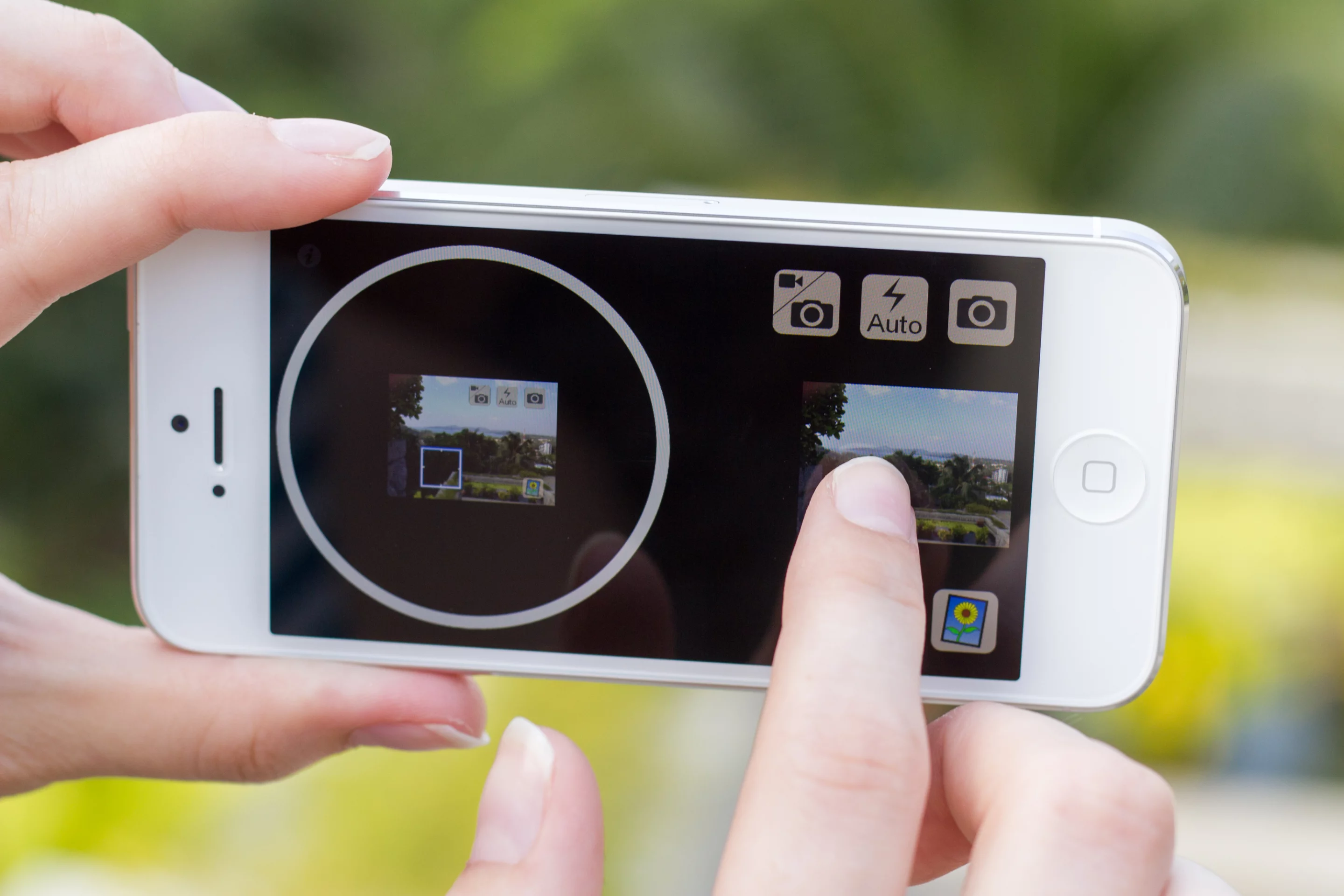 The app features touchscreen controls that are mirrored in an overlay on its viewfinder image, so users can see what button their finger is on without looking away from the viewfinder
