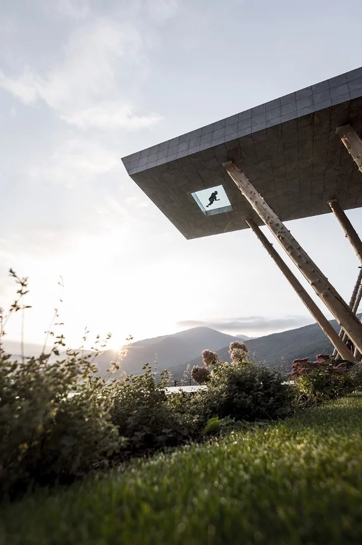 The pool is edged by anthracite-colored stone