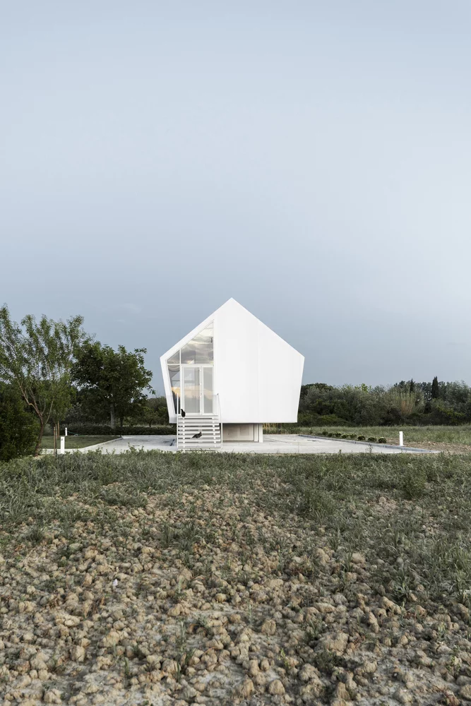 Innovative compact home leaves a small footprint on its rural landscape