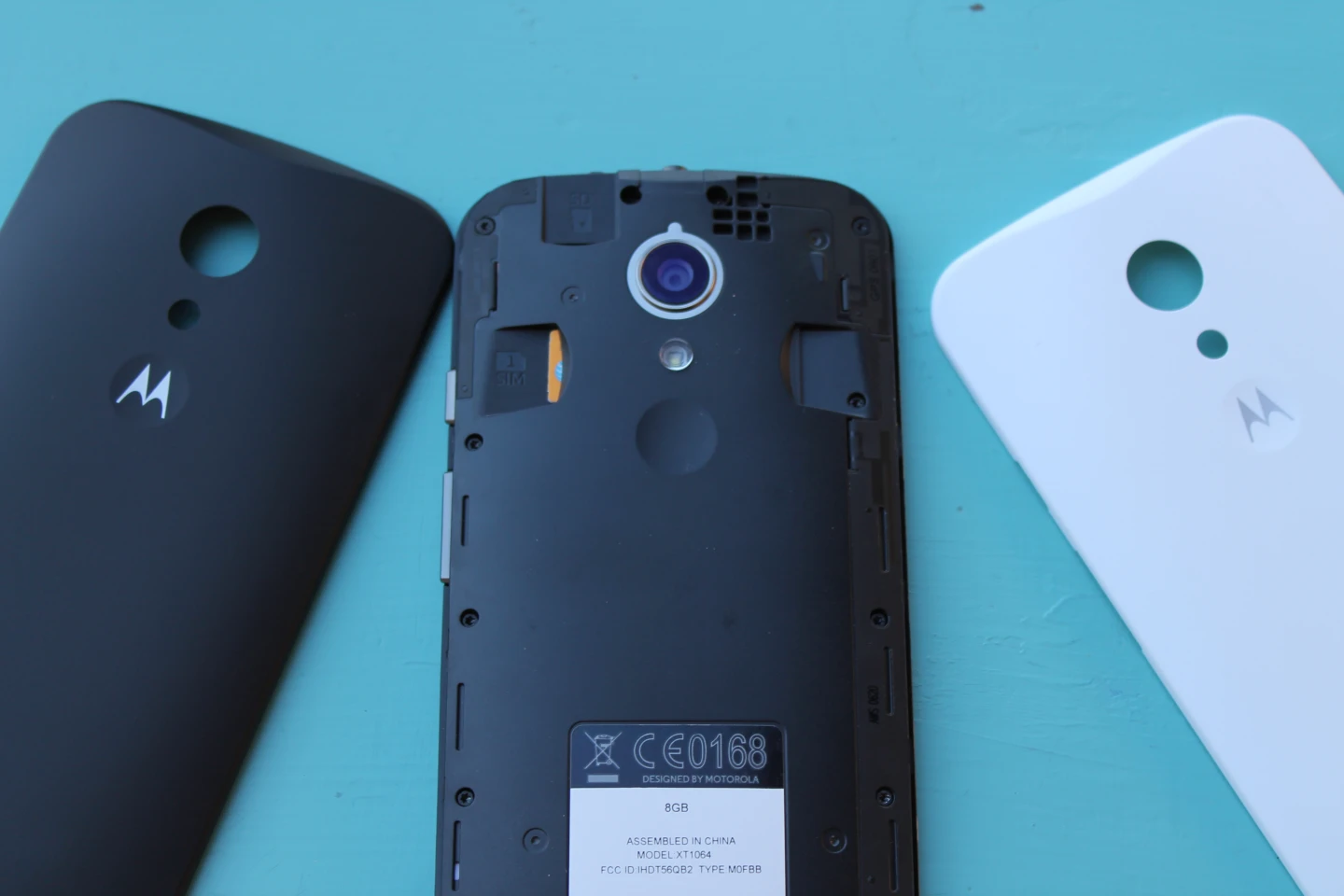 SIM and MicroSD card slots are found under the back cover (Photo credit: Eric Mack / Gizmag)