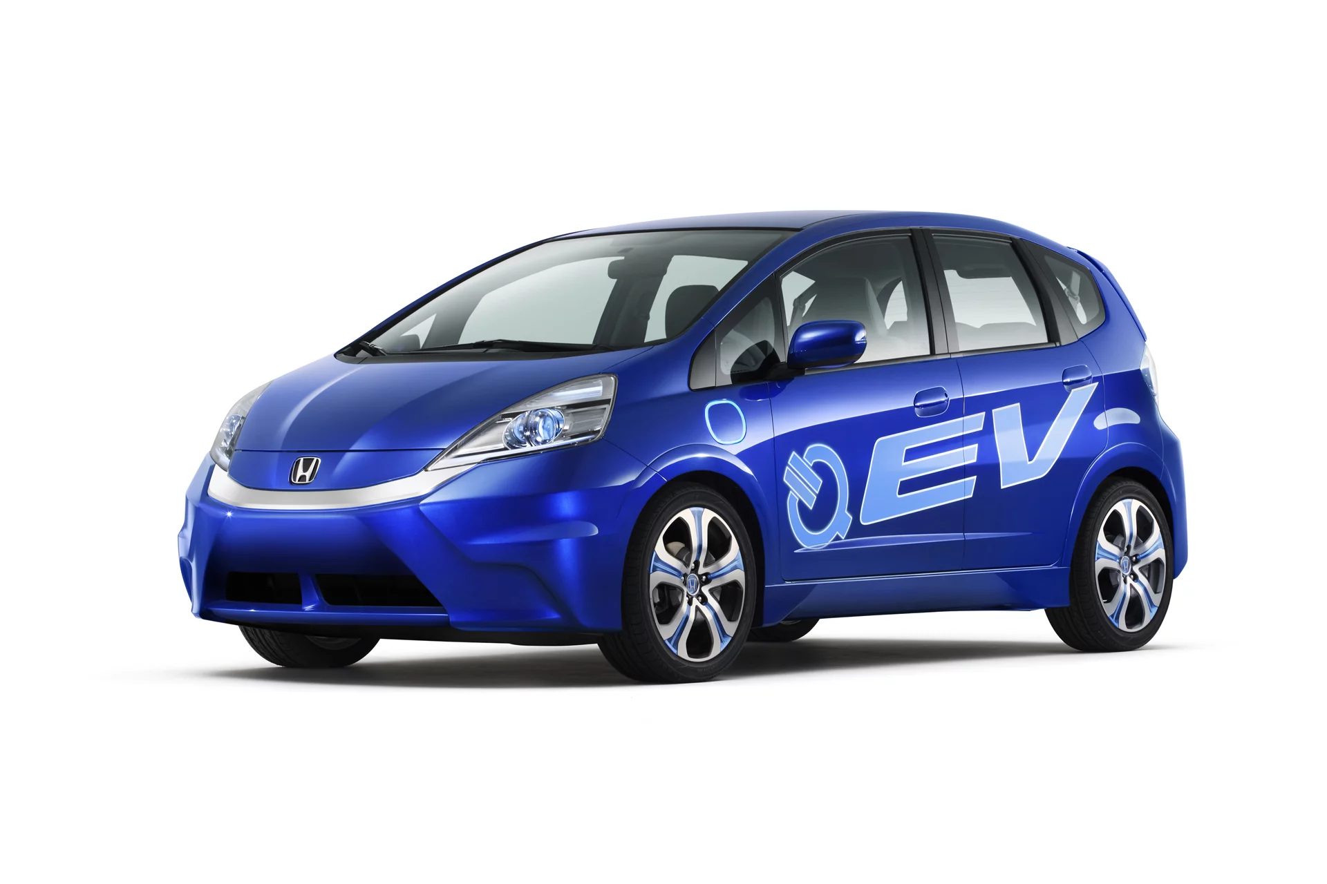 Yet another clever move from Honda is a connectivity system that allows the driver to remotely monitor the state of the vehicle through a smartphone, personal computer, or an interactive remote control which comes with the vehicle