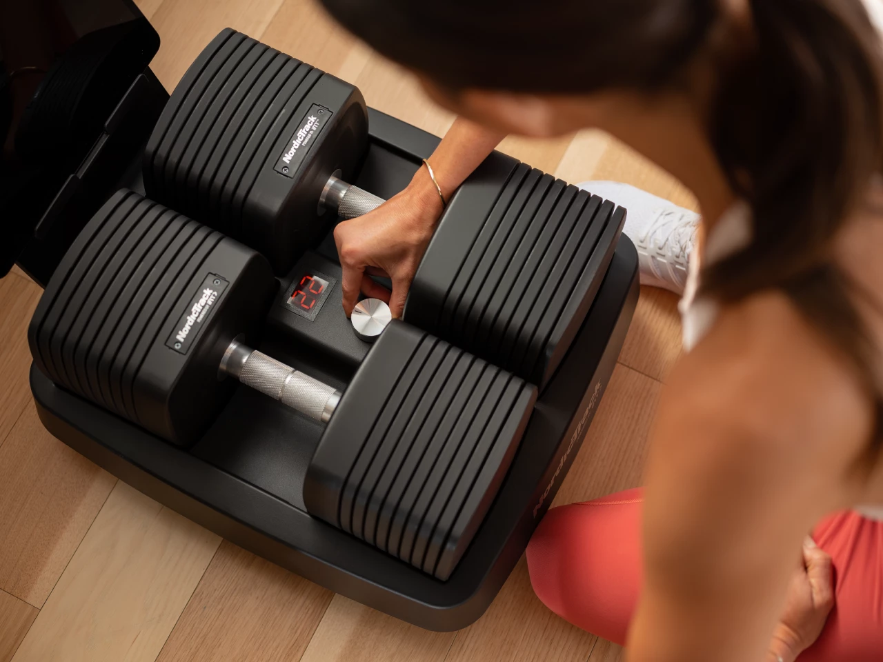 The iSelect tray can also be controlled via an integrated dial