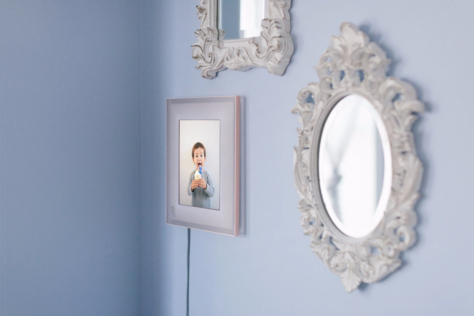 The Aura frame displays the best photos from a user's phone, without requiring any effort from the user themselves