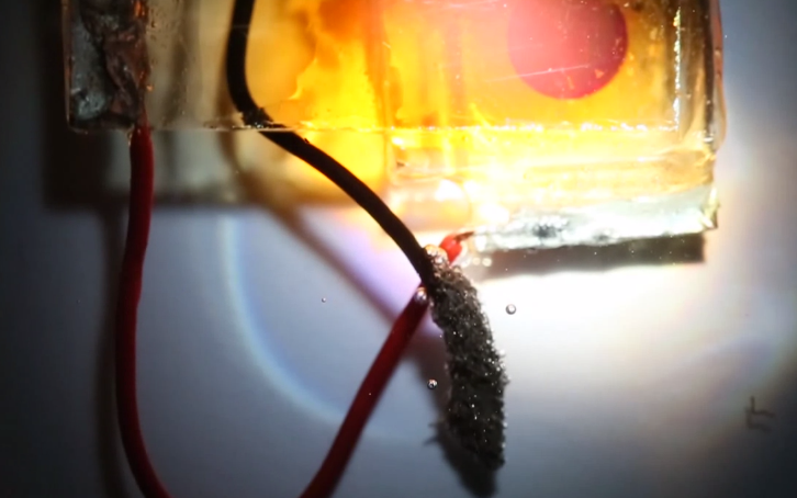 An oxide-based semiconductor performs the oxygen evolution reaction, while a dye-sensitized cell liberates the all-important hydrogen
