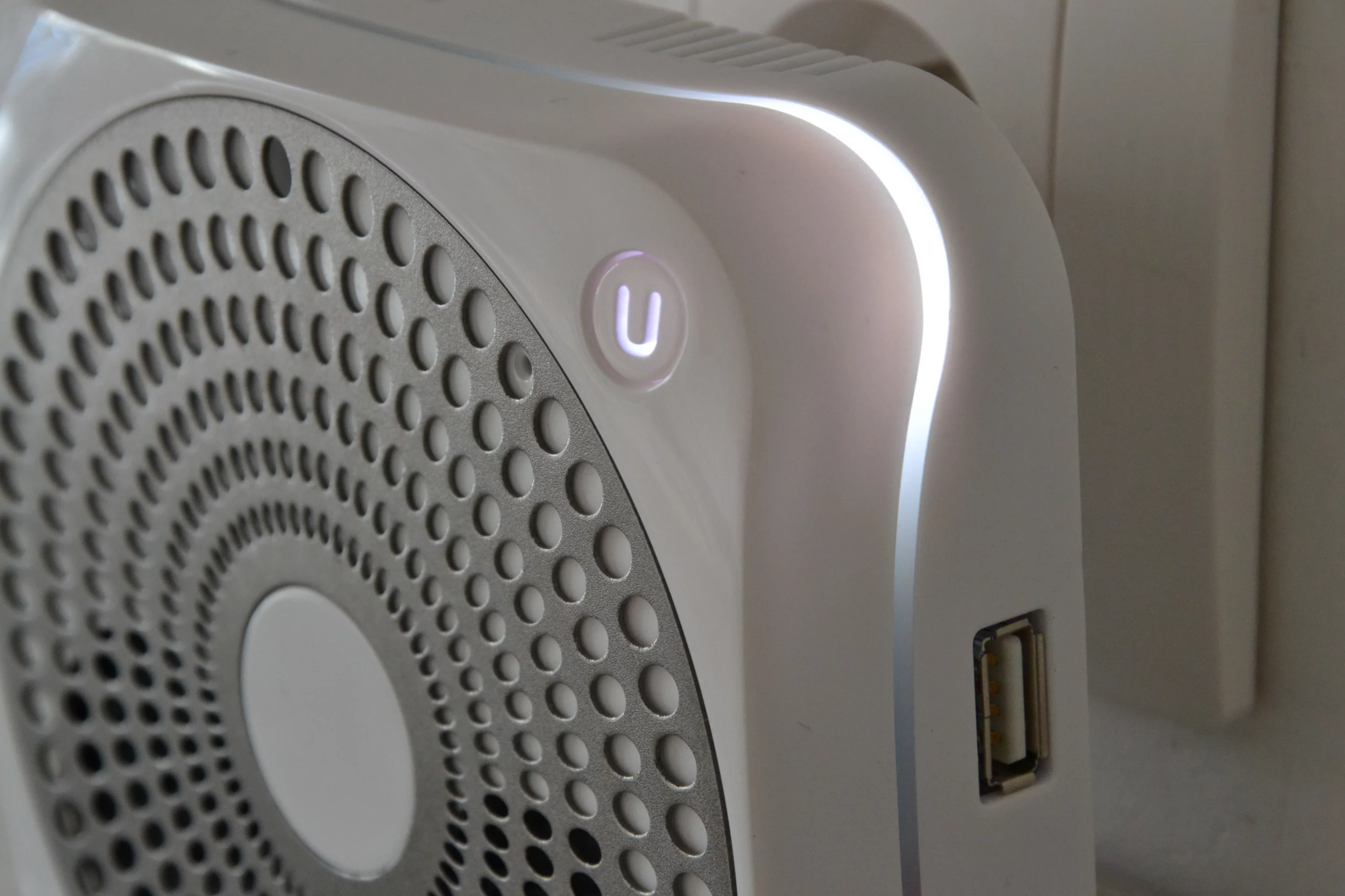 A white LED in the top right corner (Photo: Paul Ridden/Gizmag)