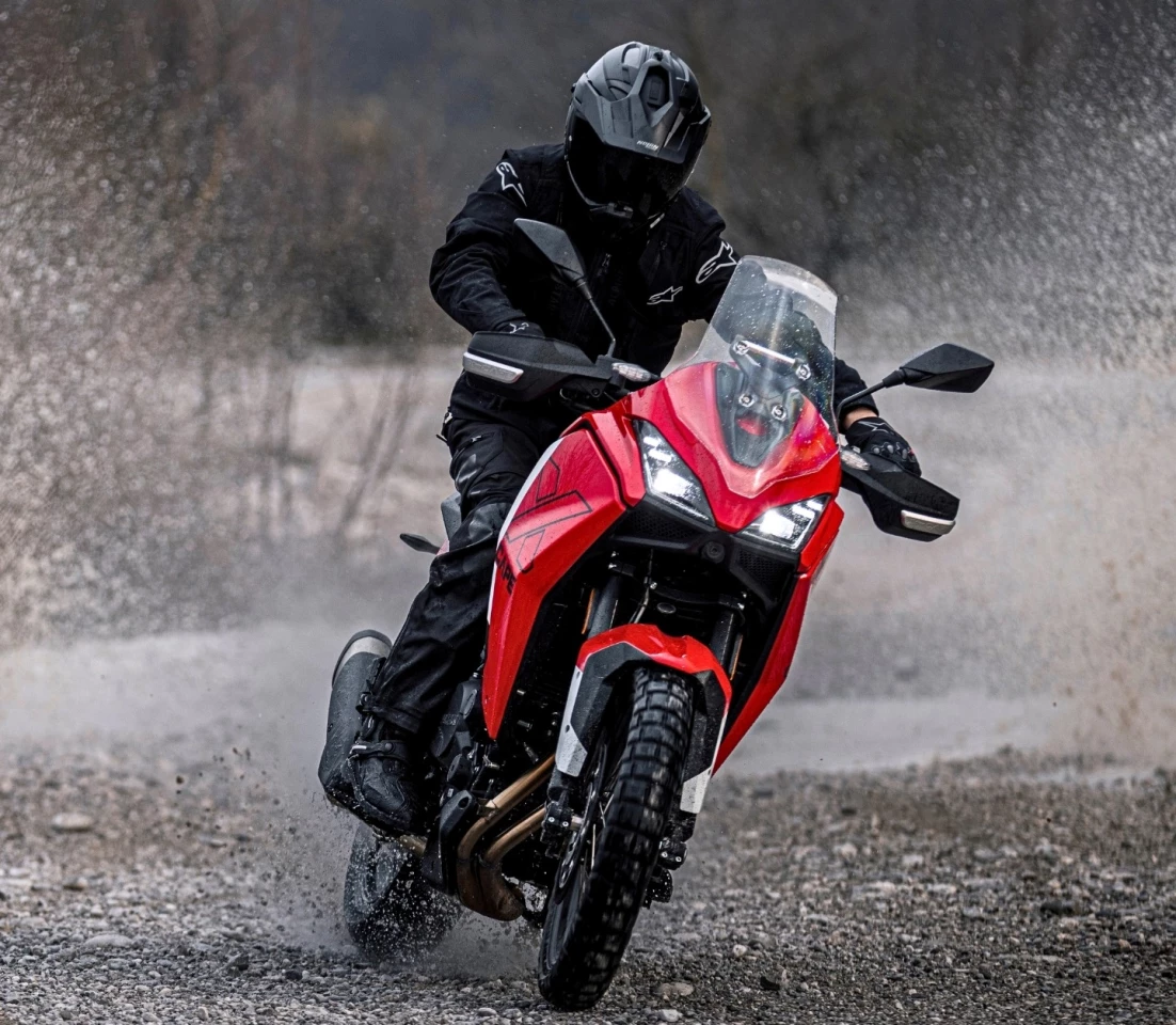 The Moto Morini X-Cape 700 has a claimed dry weight of 469.5 lb (213 kg) sitting on a steel trellis chassis