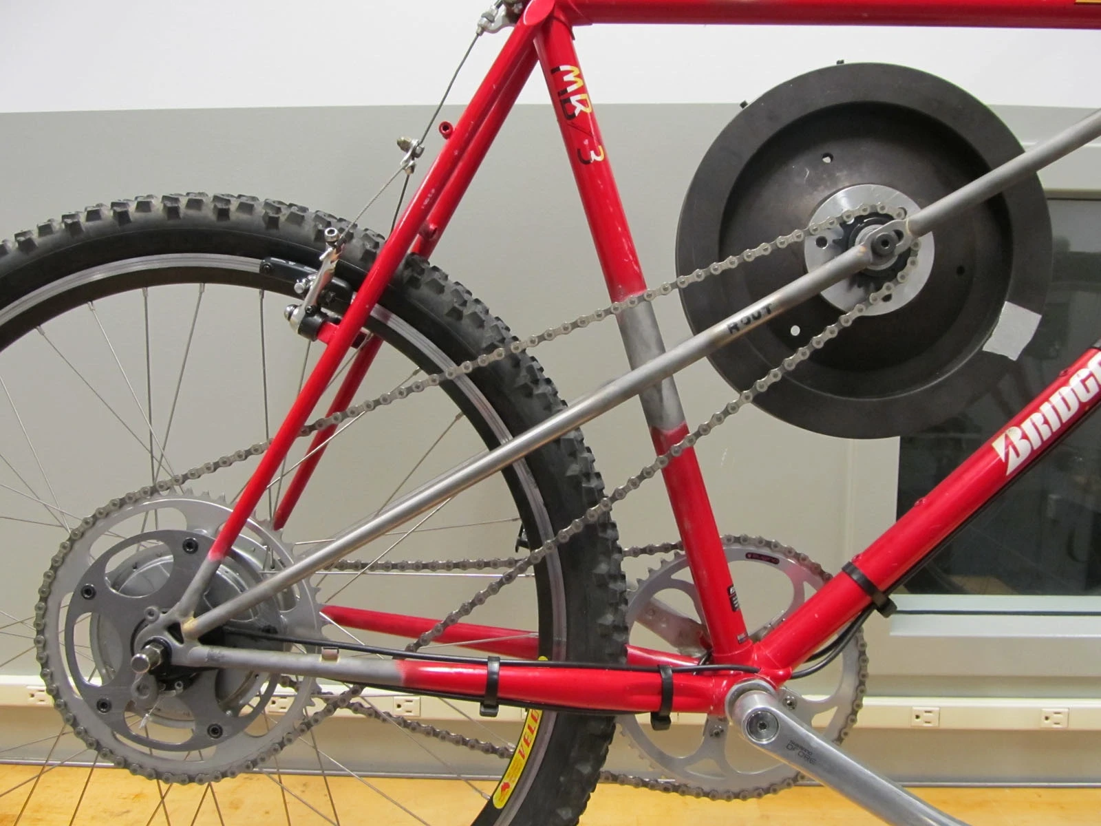 Maxwell von Stein's Flywheel Bicycle stores the power that would otherwise be wasted in the braking process