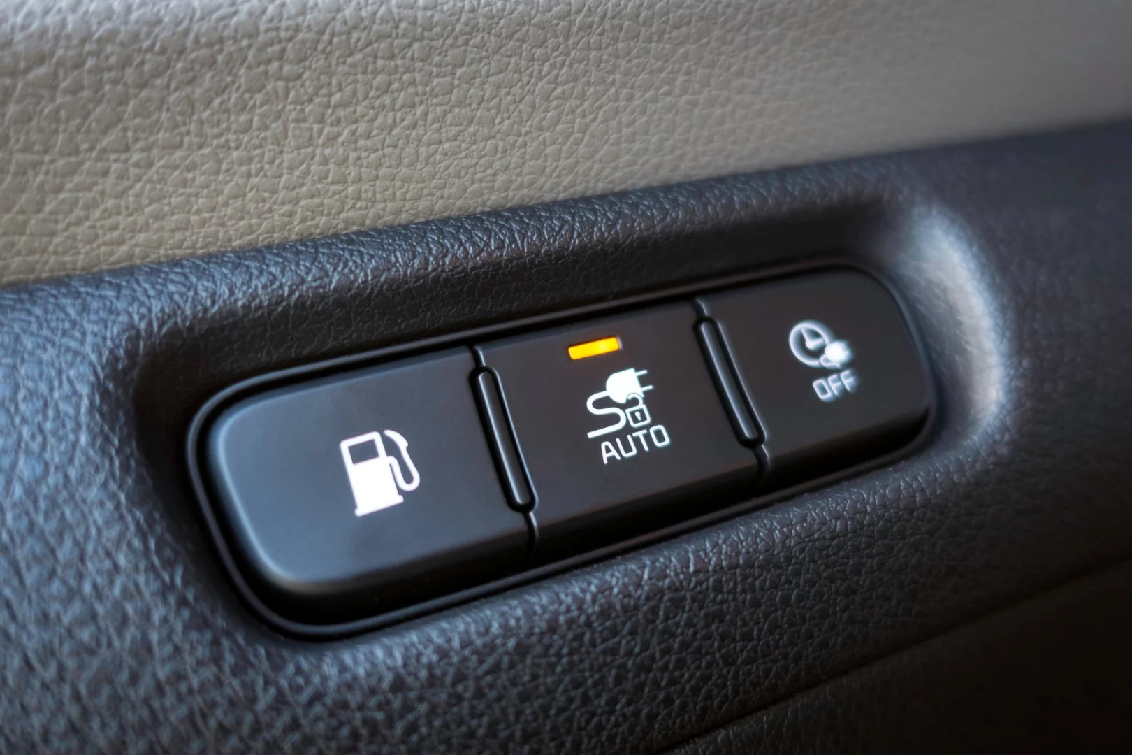 Next to the fuel port release button are two buttons to control charge styles, one to automatically begin charging and the other to toggle the delayed charging option