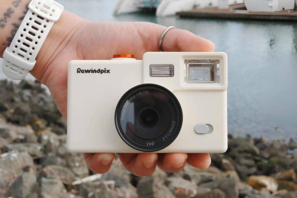 Retro reusable digicam draws on the spirit of the disposable film camera
