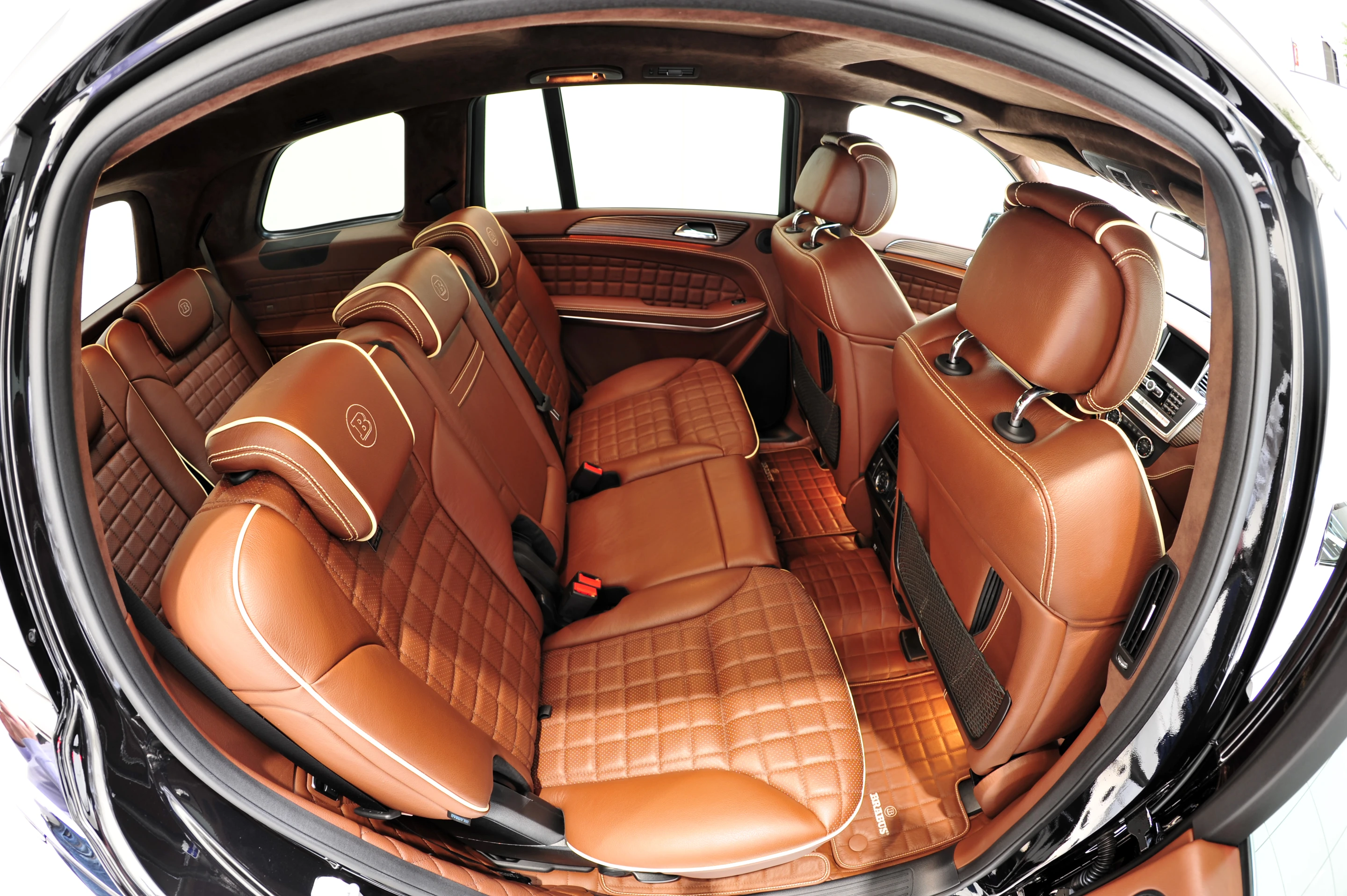 Stainless steel scuff plates, 320 km/h (200 mph) speedometer, aluminum pedals nicely complement Mastik and Alcantara leather finishes