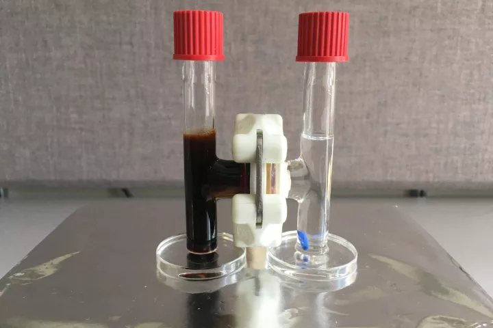 The team's novel membrane can be seen blocking the passage of lithium polysulfides