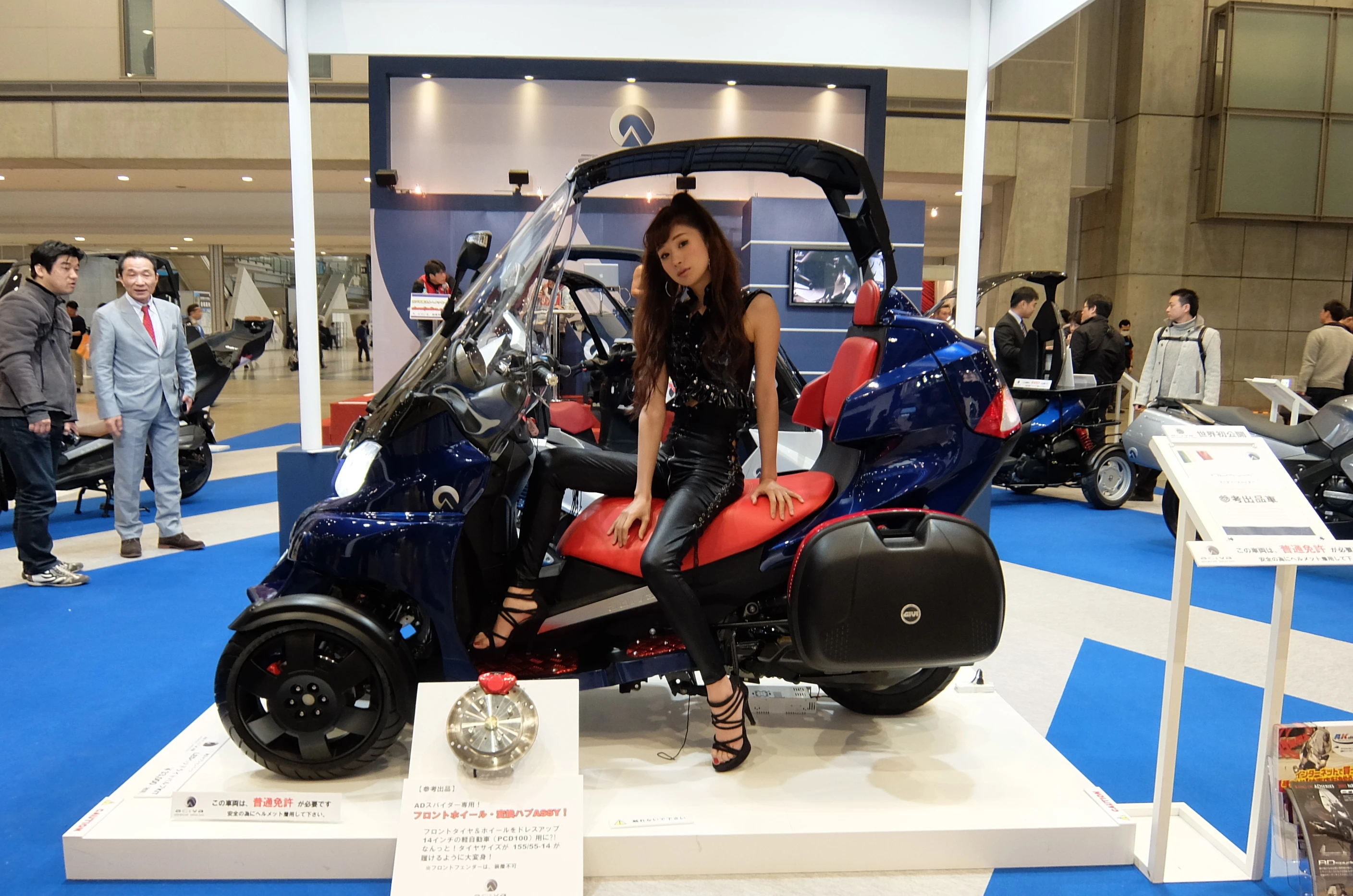 The AD Spyder features a retractable roof and is designed to keep the two riders relatively dry in the rain (Photo: Stephen Clemenger/Gizmag.com)