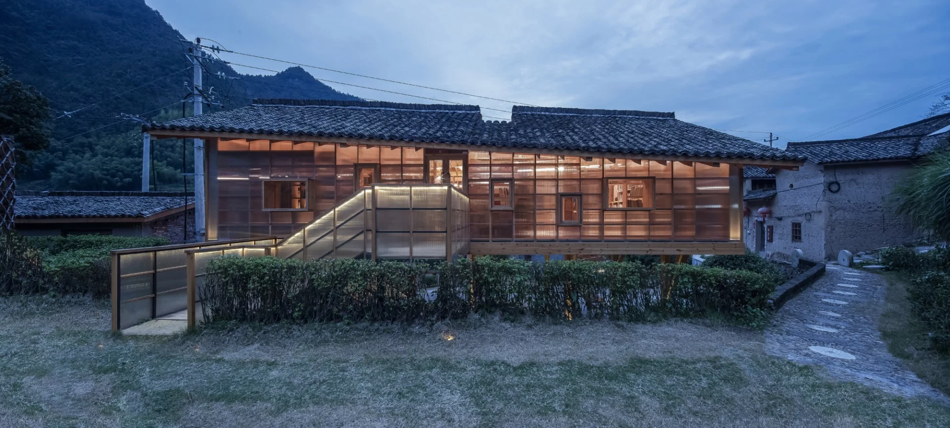 The Mountain House in Mist is located in a remote mountainous village in China