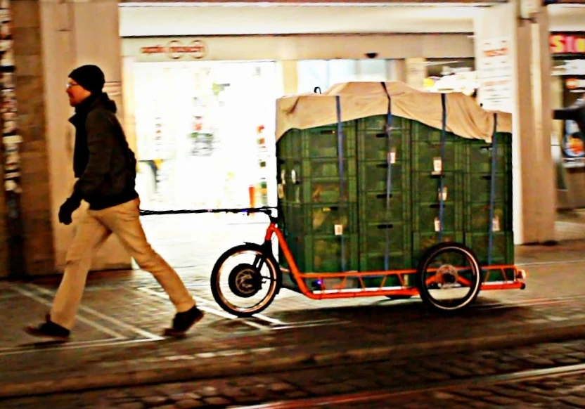 As a hand truck, the Carla trailer offers a thumb throttle