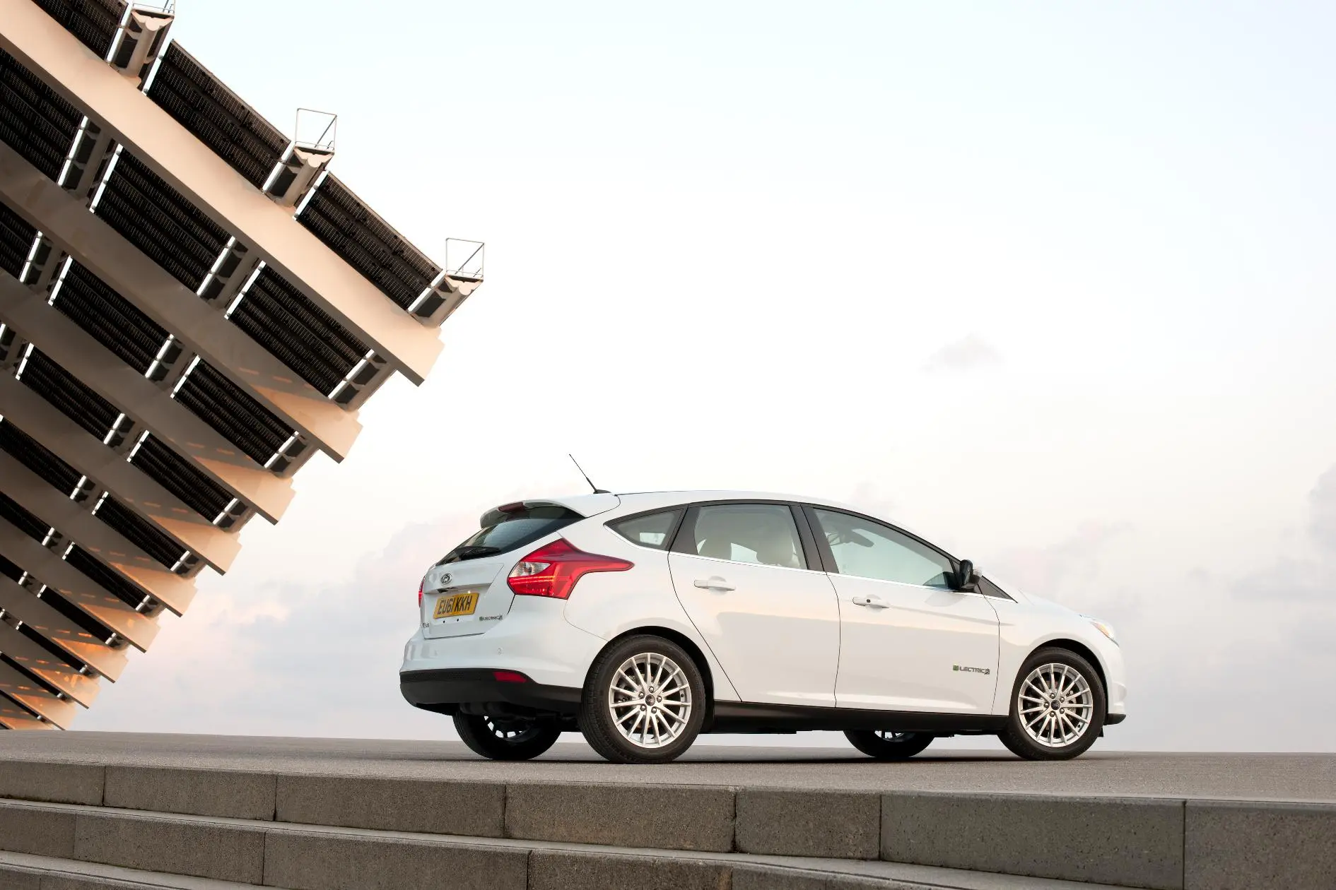 The front wheel drive Focus Electric has a 141 hp/107 kW electric motor delivering 250Nm of torque and a top speed of 84 mph