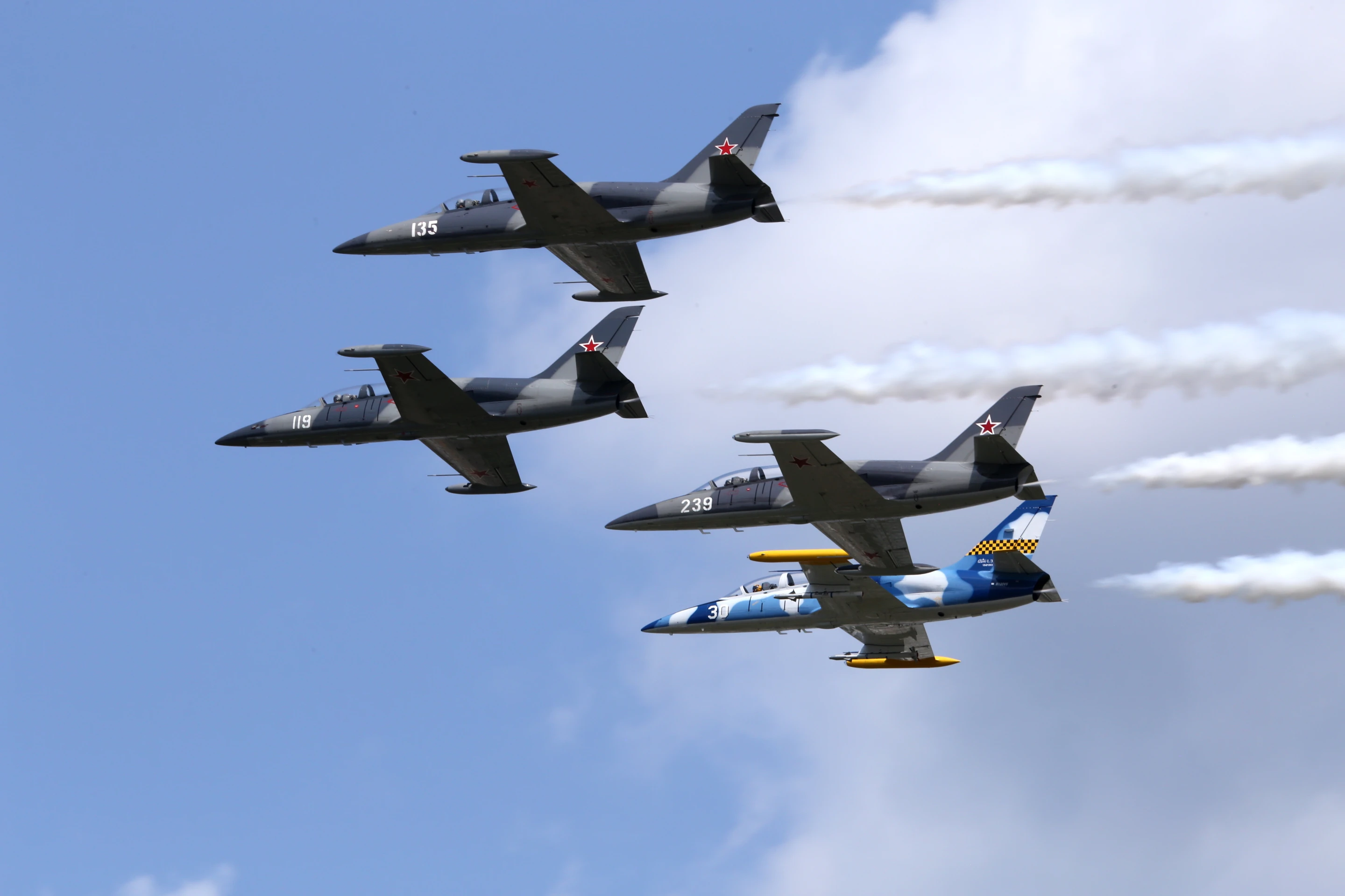 Albatros trainers in formation (Photo: Angus MacKenzie/Gizmag.com)