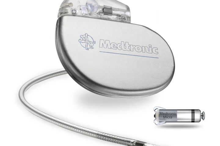 The Micra TPS (bottom right) as compared to a conventional pacemaker (Image: Medtronic)