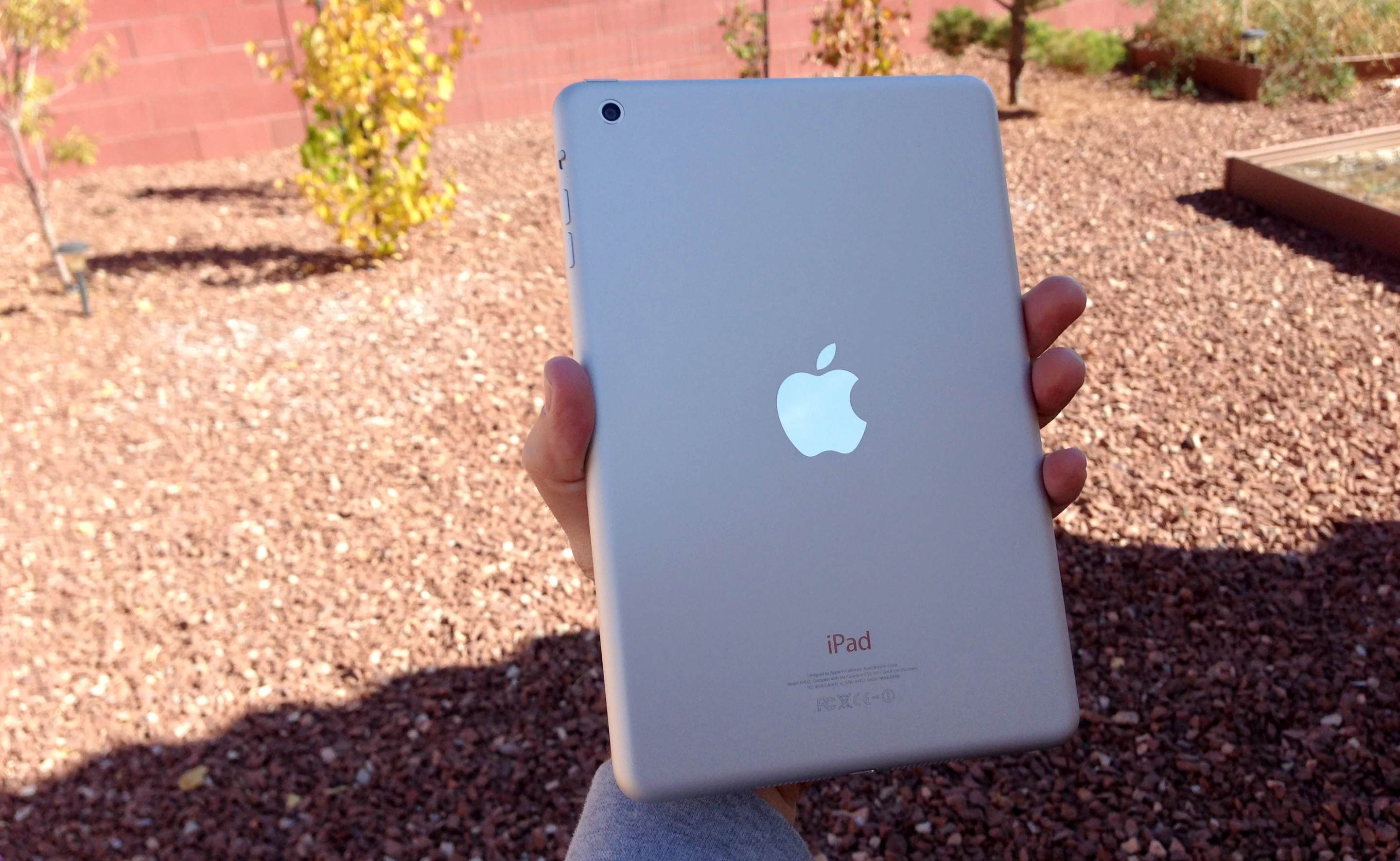 The Apple logo doesn't glow; that's sunlight reflecting off of it