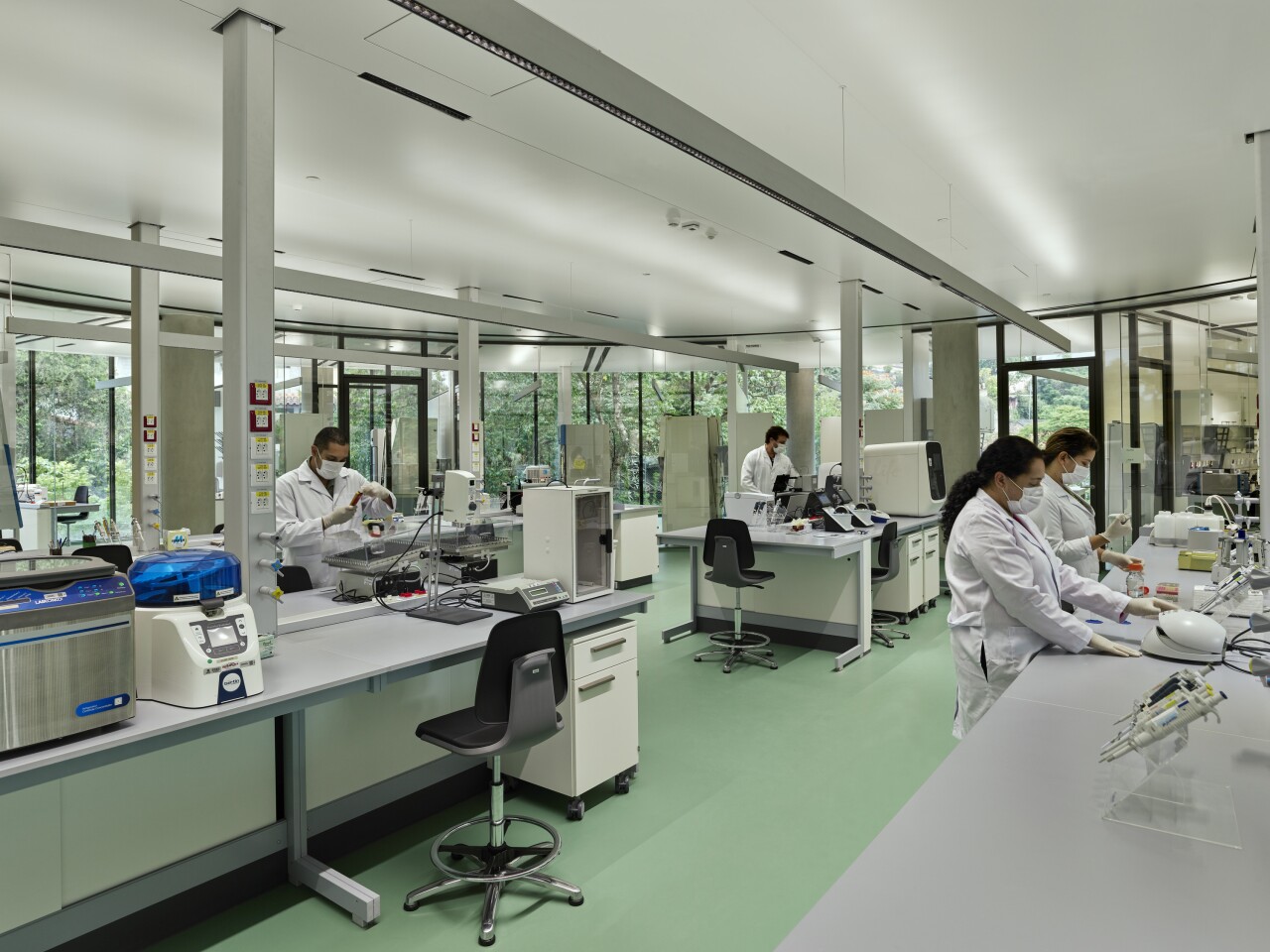 The Albert Einstein Education and Research Center includes laboratory spaces and is envisioned as an important learning and research environment for Brazil