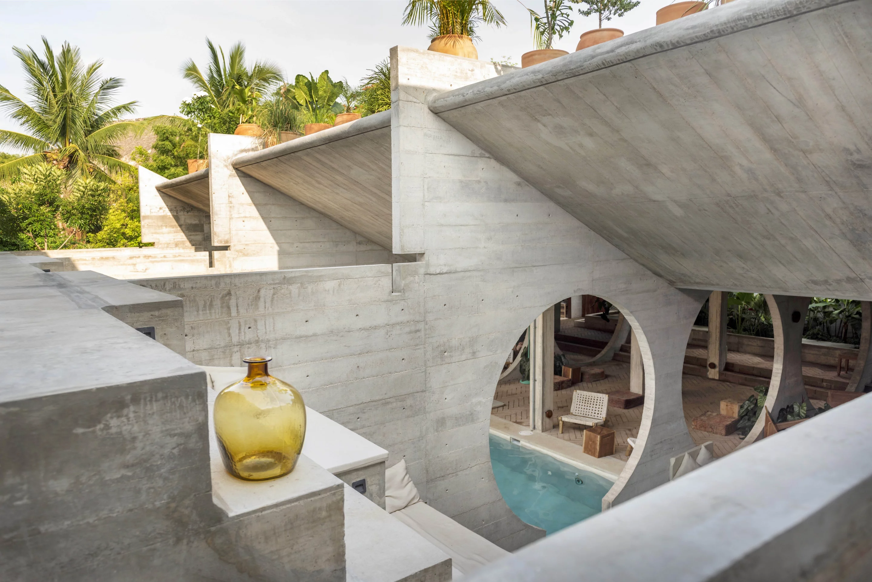 Upon arrival guests are greeted with the strong visual impact of the location, highlighted by the impressive avant-garde architecture