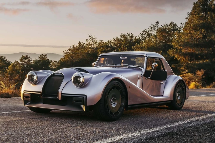 The Morgan Supersport comes with a lightweight aluminum chassis, a turbocharged engine, and independent suspension