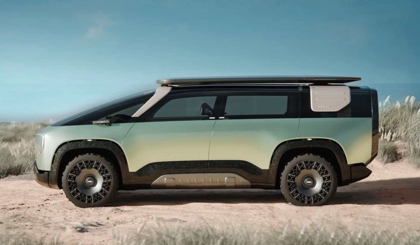 With its swept-back windscreen, rectangular cabin and flat rear, the Journeo flashes an odd profile