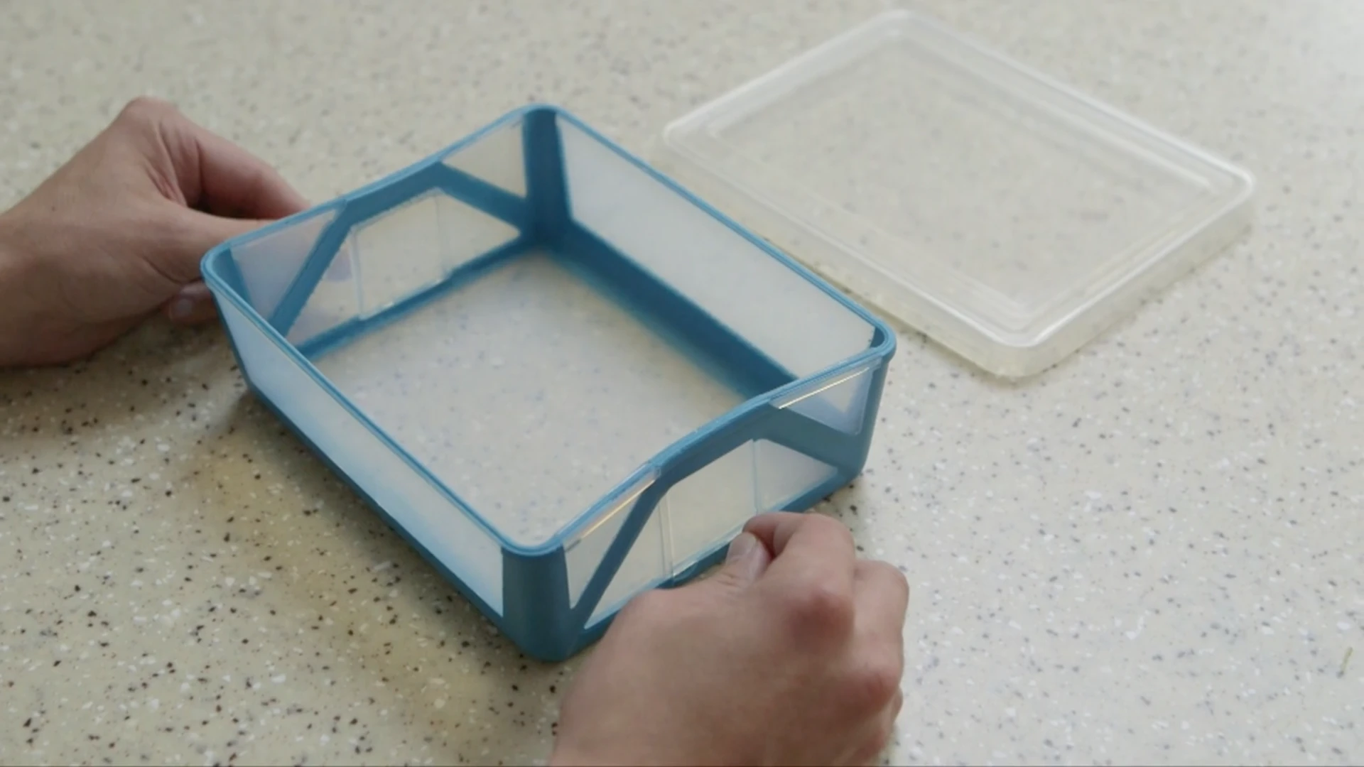 Simply dubbed FoldFlat, Strange's clever container has a capacity of 1.6 L (54 oz) and is 65 mm (2.55 in) deep