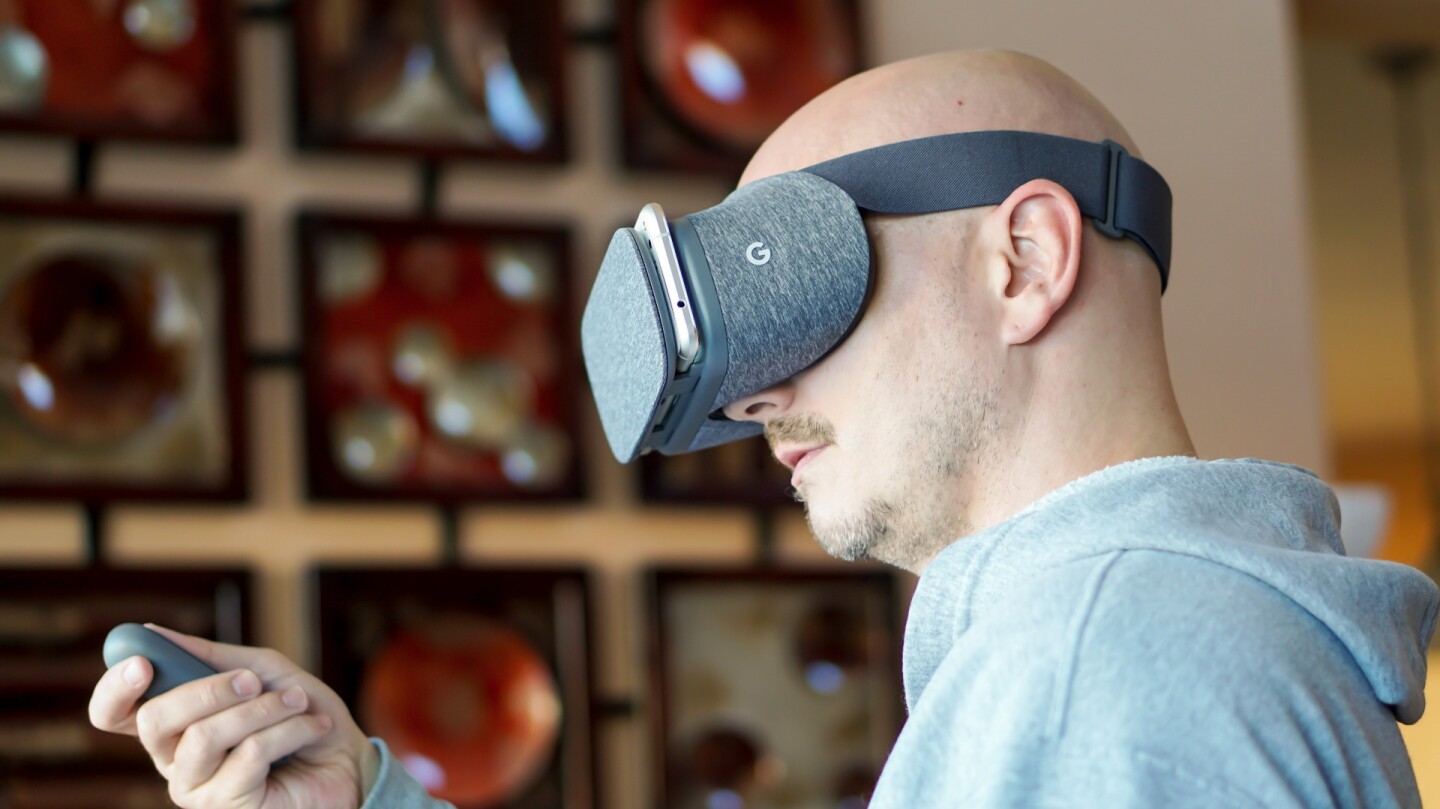 New Atlas reviews Google's first VR headset, the mobile Daydream View