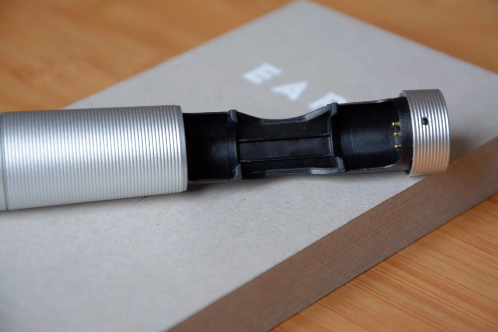 There are three prongs at either end of the capsule's bay, which come into contact with a conductive plate on the Earin earphones