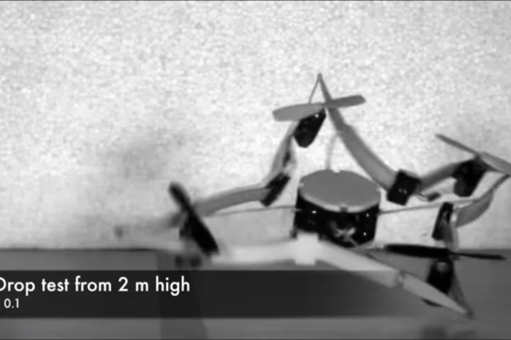 Short elastic bands pull the magnetic contact points of the frame back toward their original spots and the drone snaps back into shape